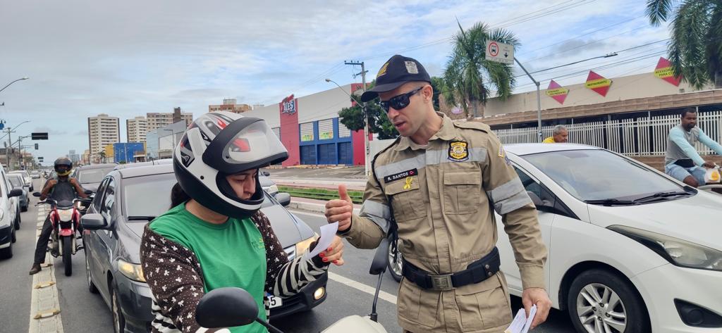 Ação educativa da SMTT chama atenção dos motociclistas para segurança no trânsito - SMTT Aracaju